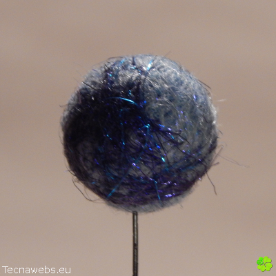 bolas de lana azul cielo afieltrada