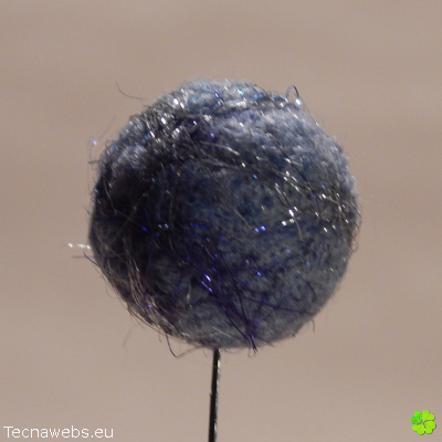 bolas de lana azul cielo afieltrada