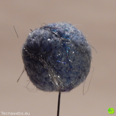 bolas de lana azul cielo afieltrada