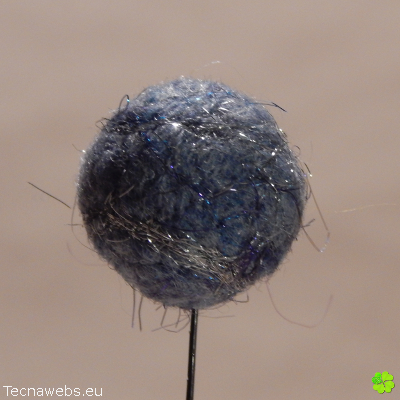 bolas de lana azul cielo afieltrada