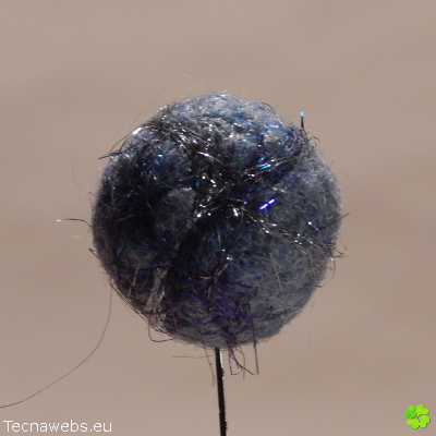 bolas de lana azul cielo afieltrada