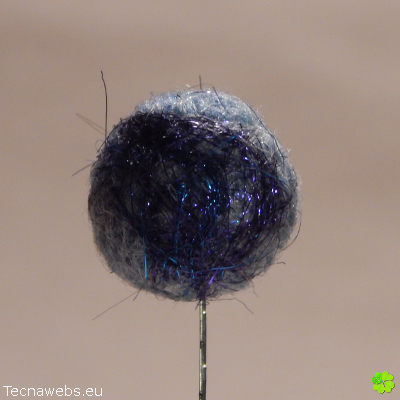 bolas de lana azul cielo afieltrada