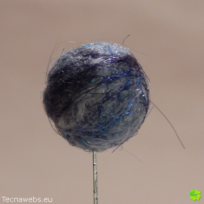 bolas de lana azul cielo afieltrada