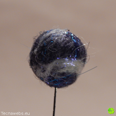 bolas de lana azul oscuro afieltrada
