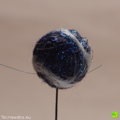 bolas de lana azul oscuro afieltrada