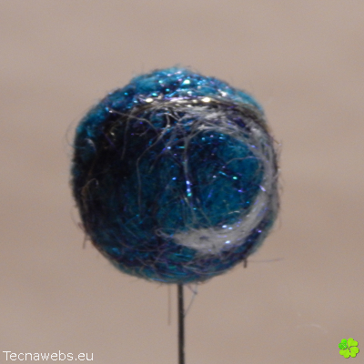 bolas de lana azulona afieltrada