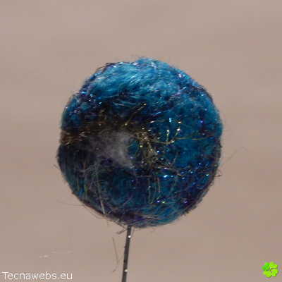 bolas de lana azulona afieltrada