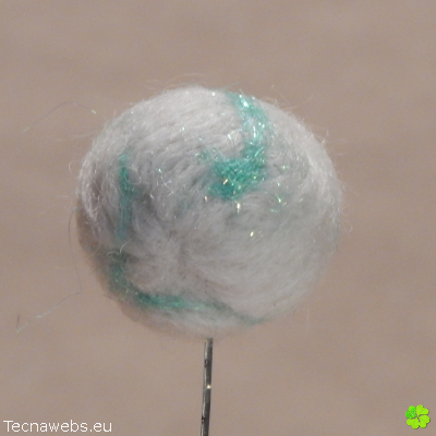 bola de lana blanca afieltrada