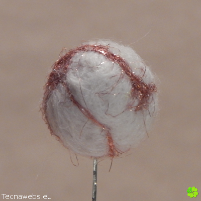 bola de lana blanca afieltrada