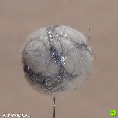 bola de lana blanca afieltrada