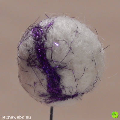 bola de lana blanca afieltrada