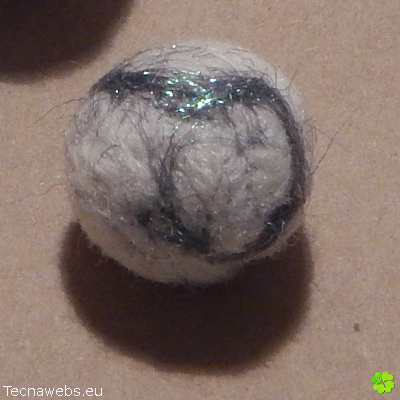 bola de lana blanca afieltrada