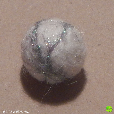 bola de lana blanca afieltrada