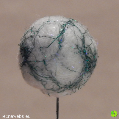 bola de lana blanca afieltrada
