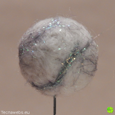bola de lana blanca afieltrada
