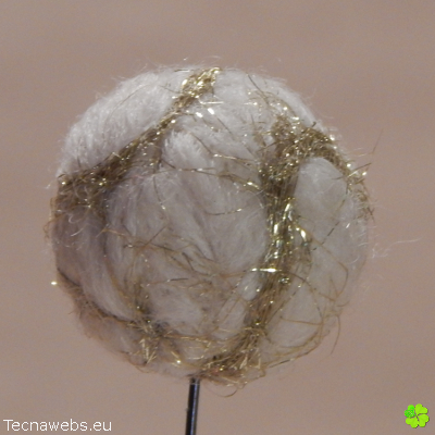 bola de lana blanca afieltrada