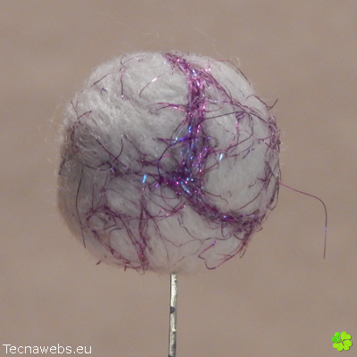 bola de lana blanca afieltrada