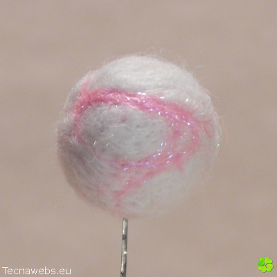 bola de lana blanca afieltrada