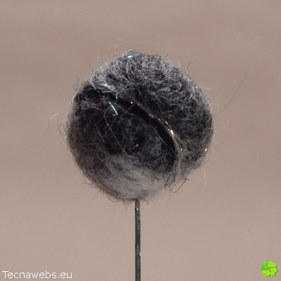 bolas de lana gris afieltrada