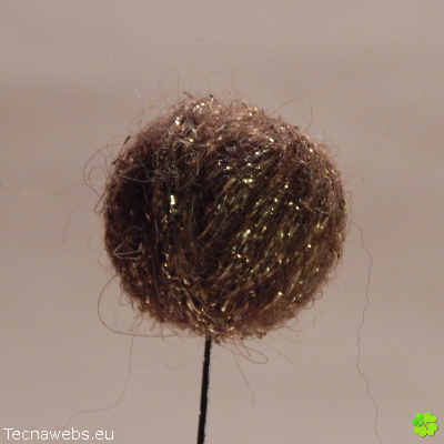 bolas de lana marron dorado afieltrada