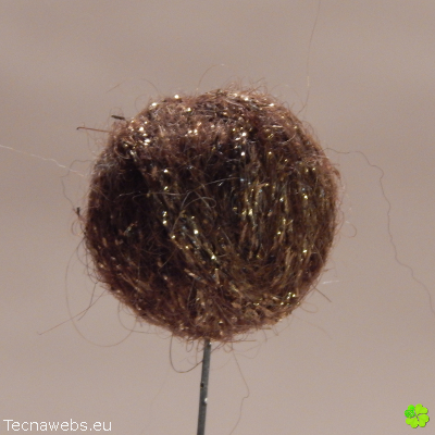 bolas de lana marron dorado afieltrada