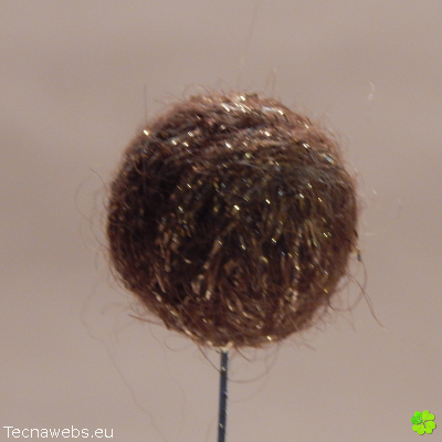 bolas de lana marron dorado afieltrada