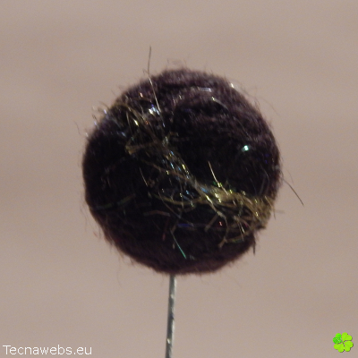 bolas de lana marron oscuro afieltrada