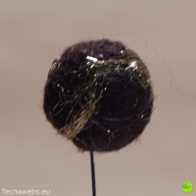 bolas de lana marron oscuro afieltrada