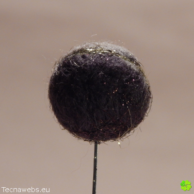 bolas de lana marron pardo oscuro afieltrada