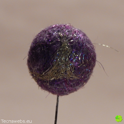 bolas de lana morada afieltrada