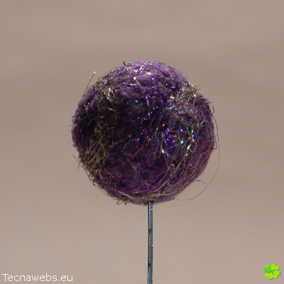 bolas de lana morada afieltrada