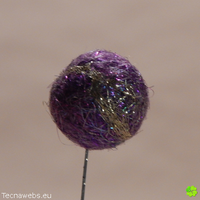 bolas de lana morada afieltrada