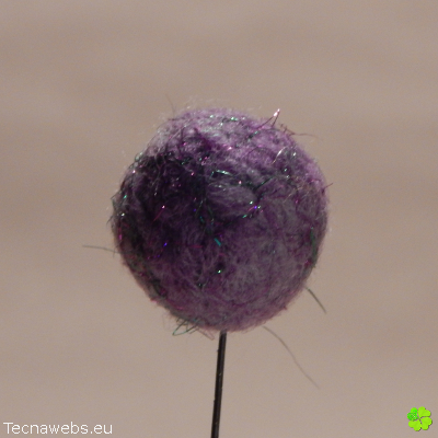 bolas de lana morada afieltrada
