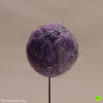 bolas de lana morada afieltrada