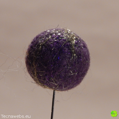 bolas de lana morada afieltrada