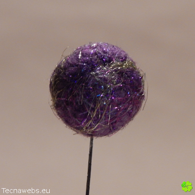 bolas de lana morada afieltrada