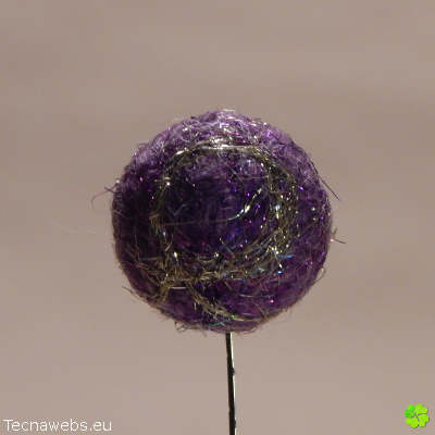bolas de lana morada afieltrada