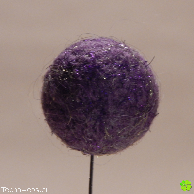 bolas de lana morada afieltrada