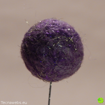 bolas de lana morada afieltrada