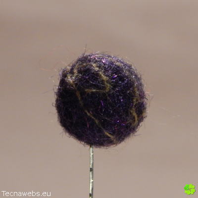 bolas de lana morado oscuro afieltrada