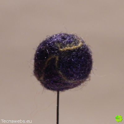 bolas de lana morado oscuro afieltrada