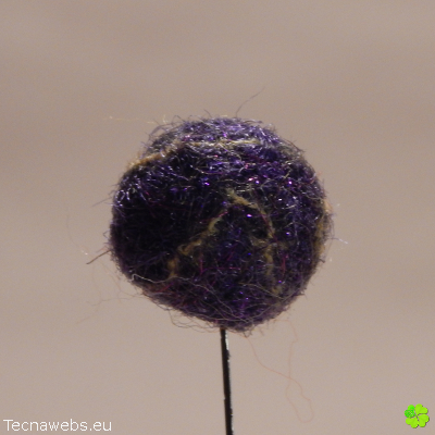 bolas de lana morado oscuro afieltrada