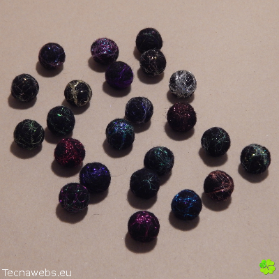 bolas de lana negra afieltrada
