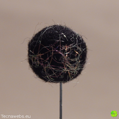 bola de lana negra afieltrada