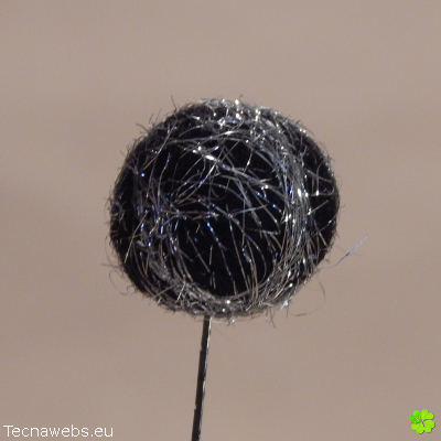 bola de lana negra afieltrada