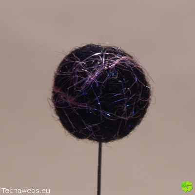bola de lana negra afieltrada