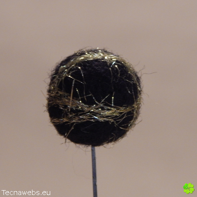 bola de lana negra afieltrada