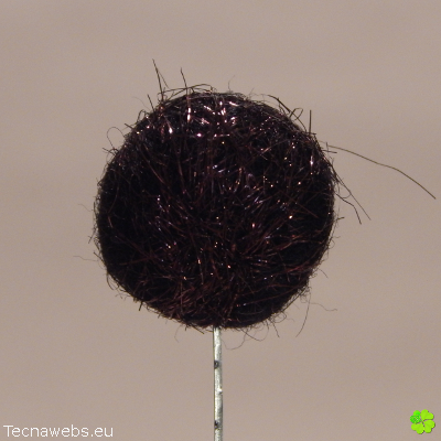bola de lana negra afieltrada