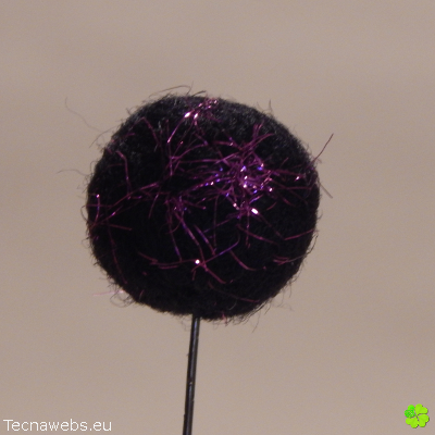 bola de lana negra afieltrada