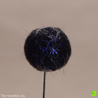 bola de lana negra afieltrada